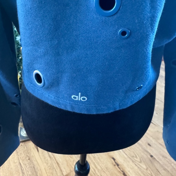 ALO YOGA WOMEN'S SWEATSHIRT BLUE SIZE SMALL EXCELLENT CONDITION - Picture 2 of 6